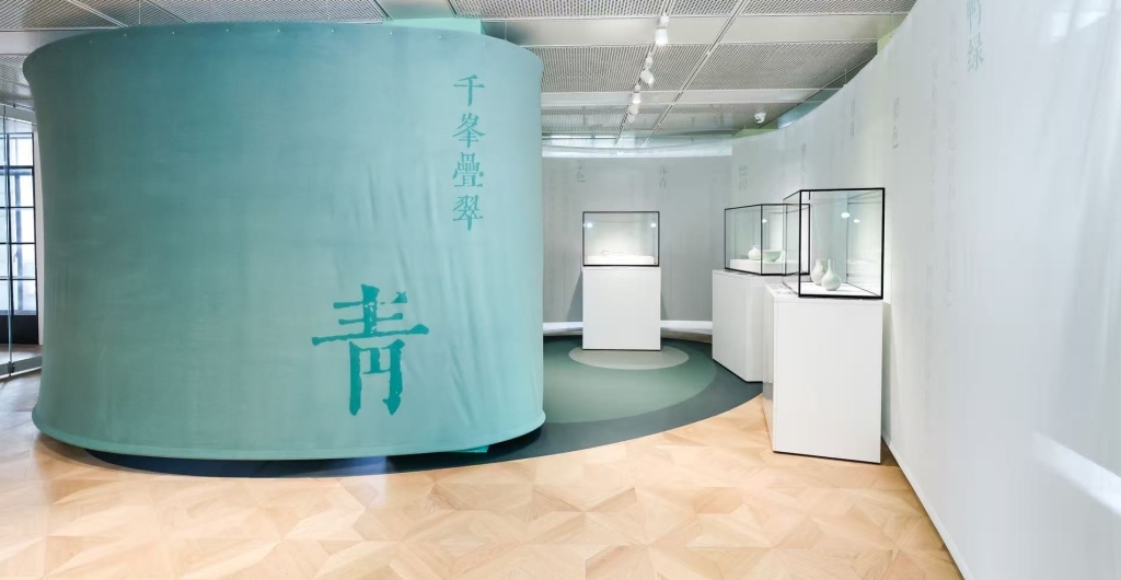 在黄浦江畔，看明清釉瓷“对话”当代玻璃