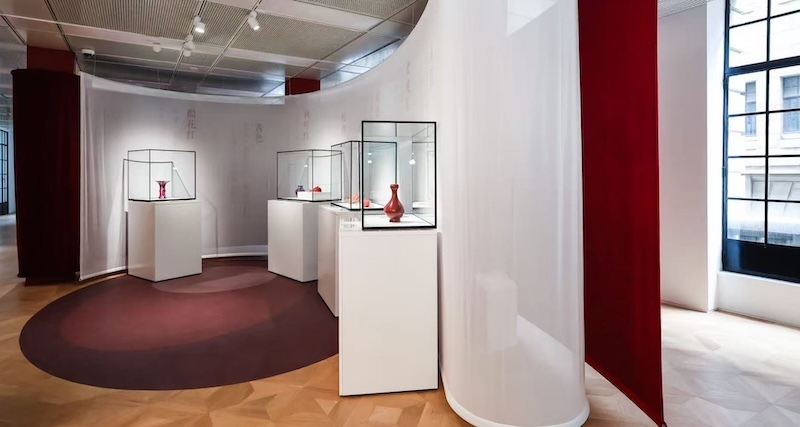 展览现场，红釉瓷器展区