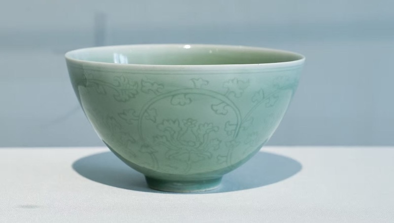 展览现场，青釉瓷器