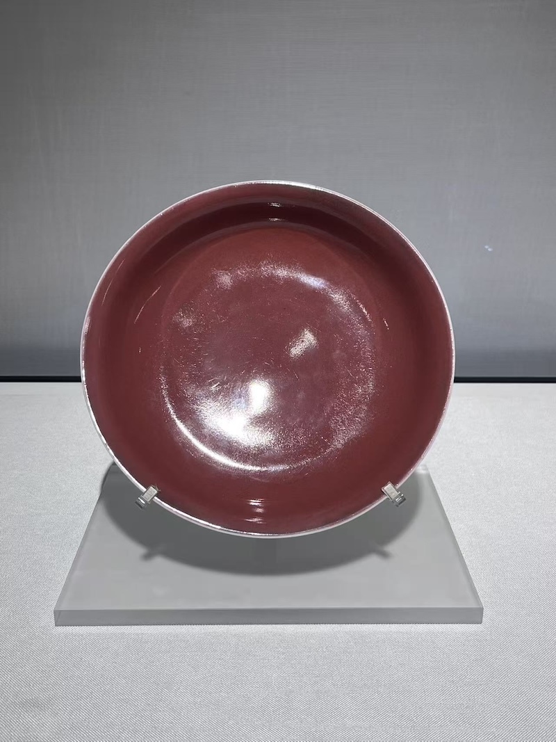展厅现场，明宣德景德镇窑红釉盘