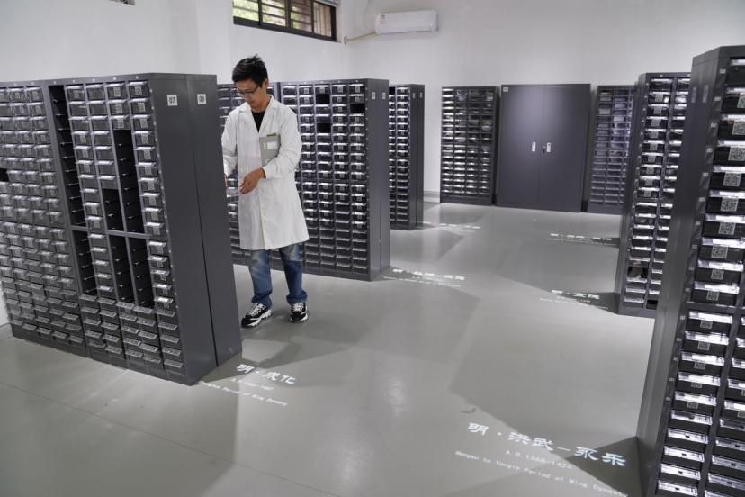 在景德镇御窑博物院，工作人员在古陶瓷基因库里工作。新华社记者