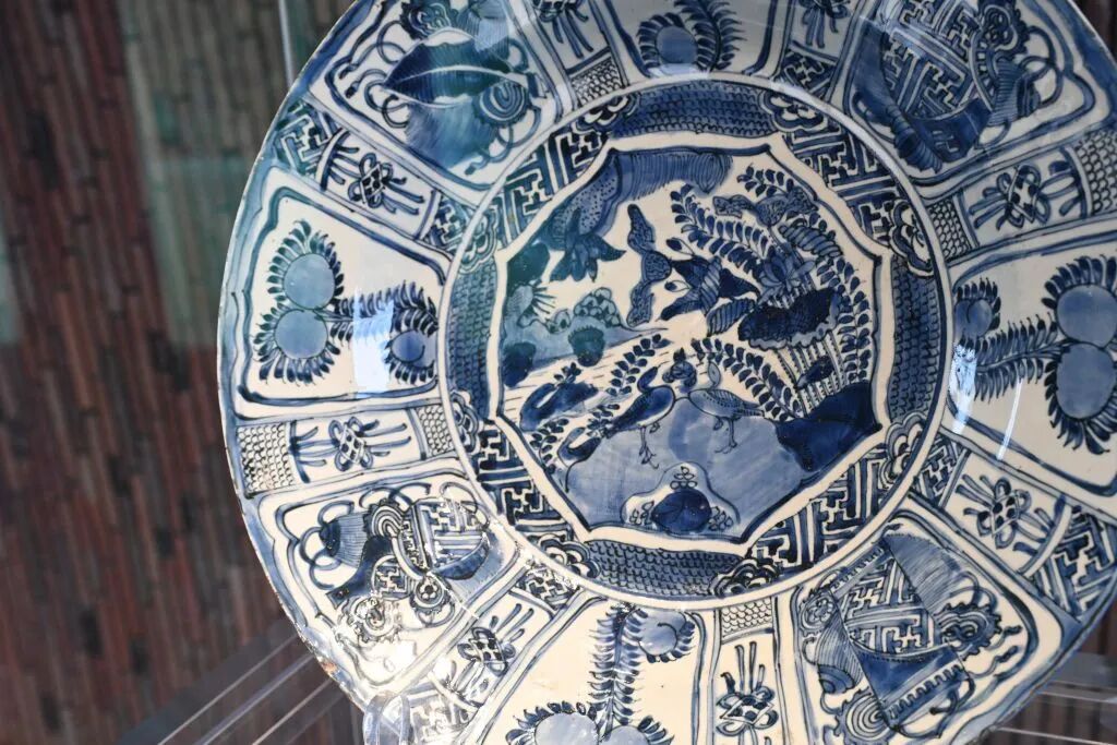 这是2024年6月在江西景德镇御窑博物馆拍摄的精品瓷器。新华社记者 刘力航 摄