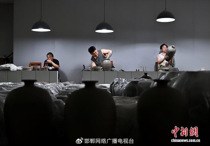 高端媒体看邯郸丨峰峰磁州窑：赓续千年窑火 非遗联通中外