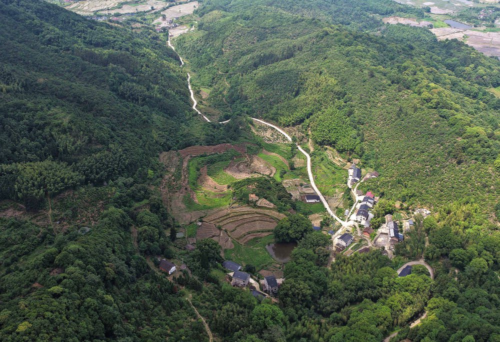 　　2026年5月28日拍摄的景德镇高岭瓷土矿遗址（无人机照片）。 新华社记者 周密 摄