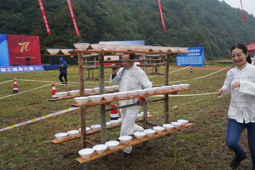　　2020年10月19日，在景德镇市浮梁县湘湖镇进坑村，参赛选手在窑工健身大赛中参与驮坯挑坯比赛。新华社记者 周密 摄