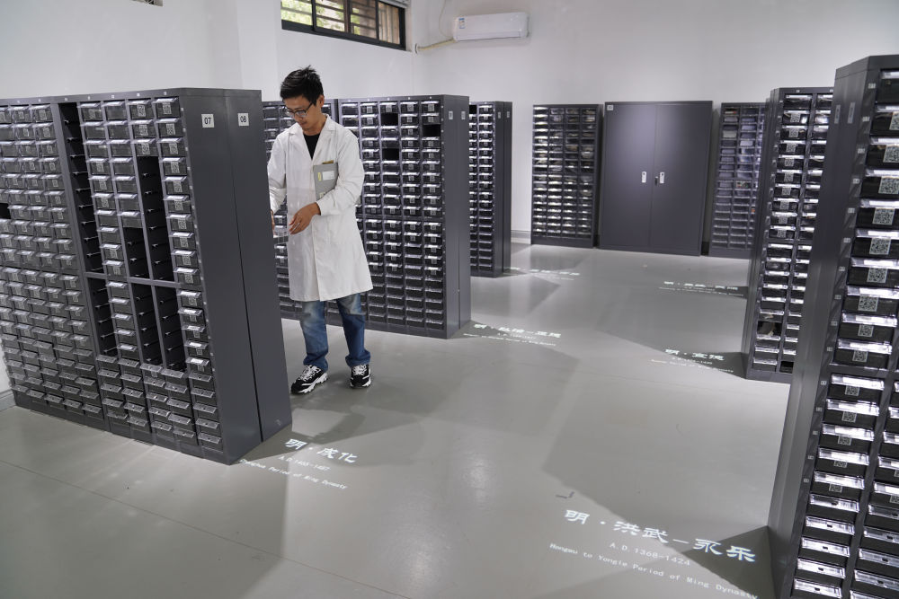 　　2023年5月16日，工作人员在景德镇御窑博物院古陶瓷基因库工作。新华社记者 周密 摄