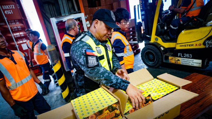 两批中国集装箱被查：申报“货架”“陶瓷杯”，开箱竟全是烟花爆竹！