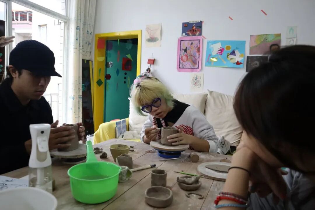 达不溜在举办艺术疗愈活动